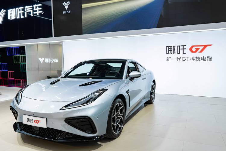 深圳315哪吒汽车在智能汽车领域的表现，领途汽车在新能源汽车市场中的影响力